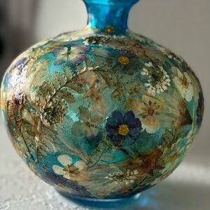 Dried flower adhered vase.